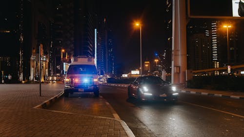 夜間道路上的汽車