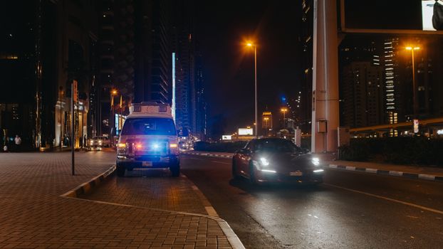 城市街景以车辆和路灯为特色