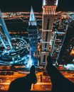 迪拜市中心摩天大楼的高清夜景，城市景观与路灯交相辉映