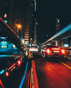 夜晚，充满汽车和摩天大楼的城市景观活力四射，展现了城市生活与旅行的魅力