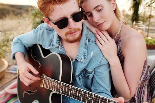 情侣们拿着吉他在户外一起享受音乐时光