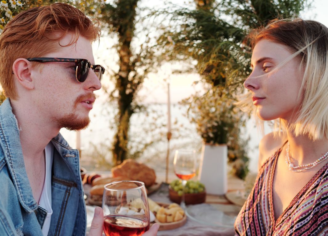 Online dating: starting a conversation on a niche platform