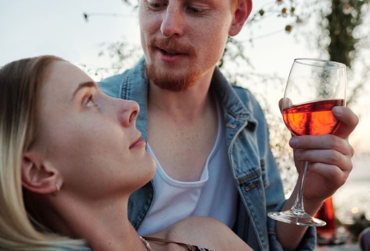 Online dating: starting a conversation on a niche platform