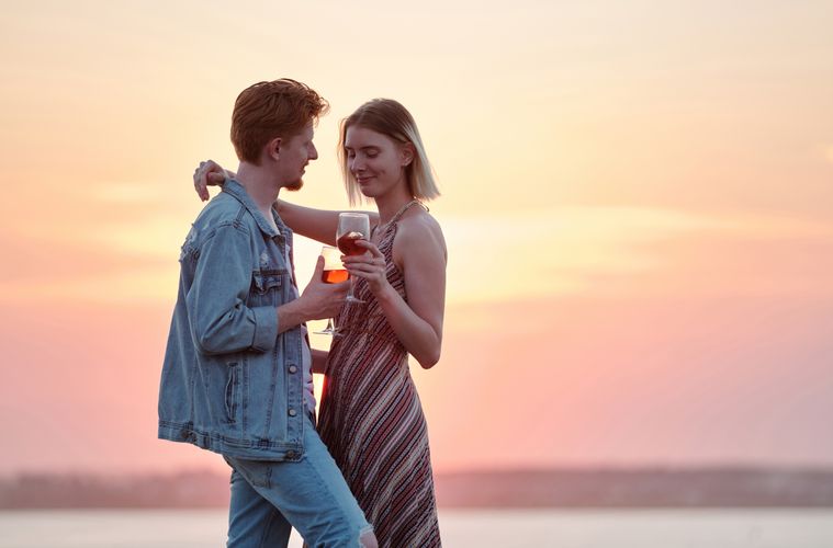 Online dating: starting a conversation on a niche platform