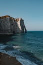 壮丽的沿海悬崖耸立在埃特雷特宁静的海洋上，蔚蓝的天空
