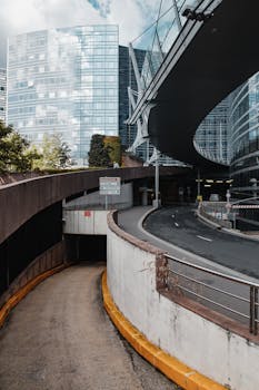 当代城市景观以立交桥和玻璃摩天大楼为特色