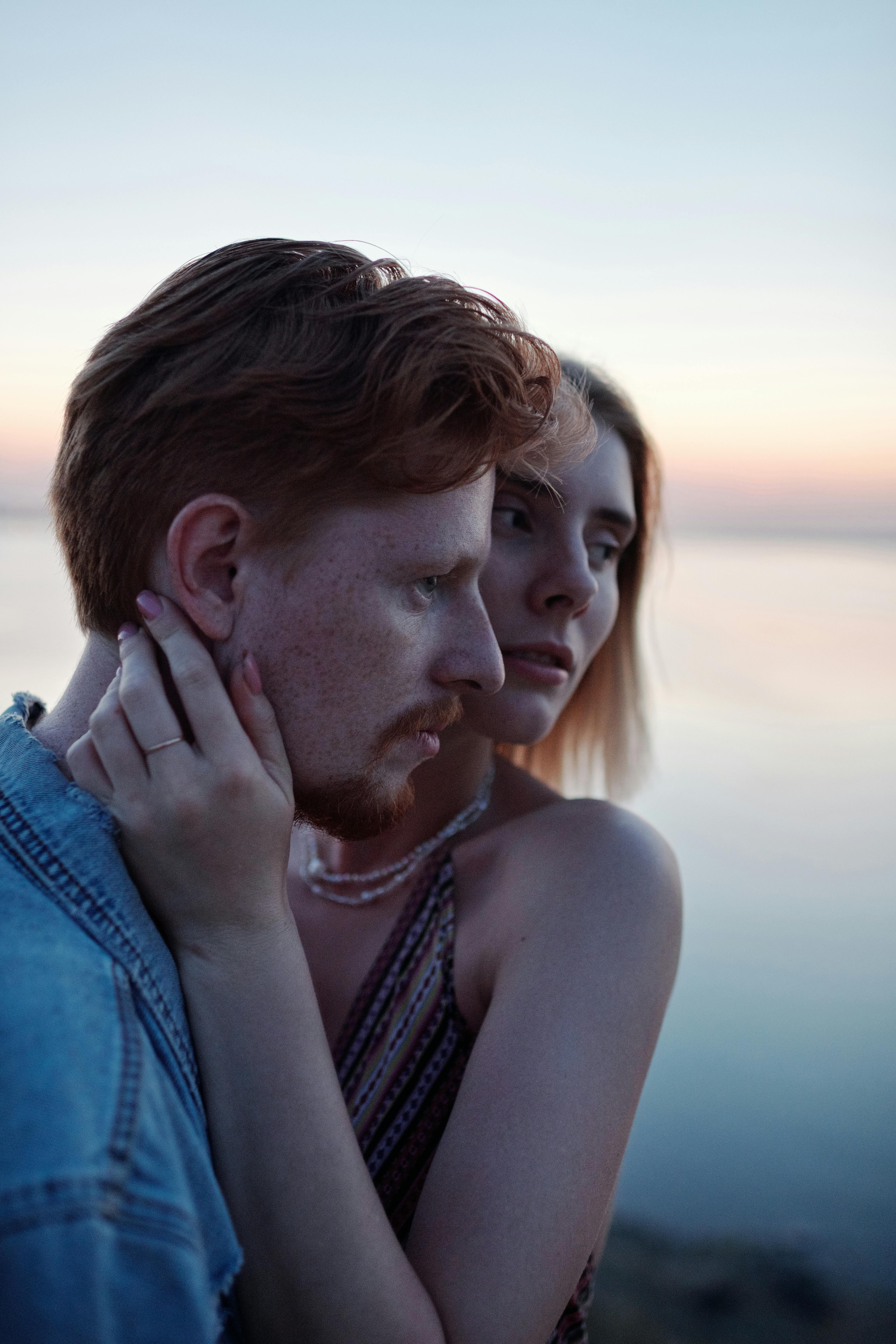 一对夫妇在宁静的海边日落时的浪漫时刻