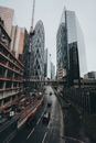 城市景观中，天空阴沉下的摩天大楼和道路，展示了现代建筑