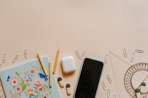 Kostenloses Stock Foto zu airpods, ausbildung, bleistift