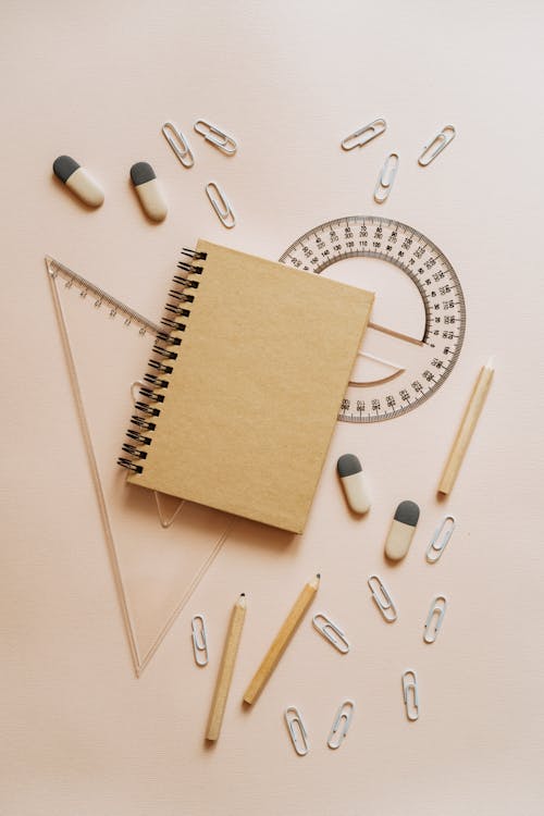 Kostenloses Stock Foto zu bleistifte, büroklammern, flatlay