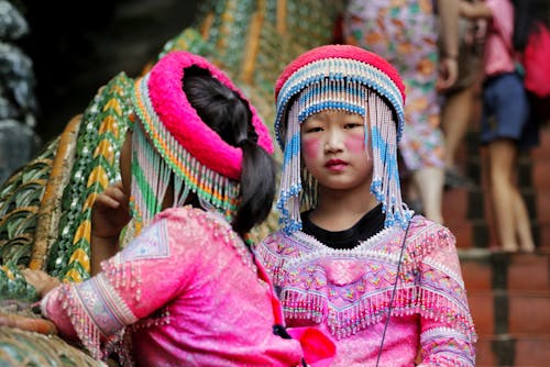 Girls i Traditional Clothing