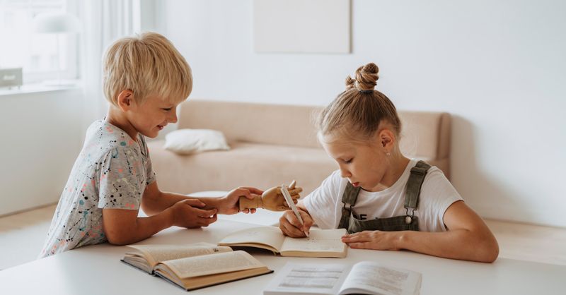 Cahiers d’activités pour enfants : stimuler leur créativité naturellement