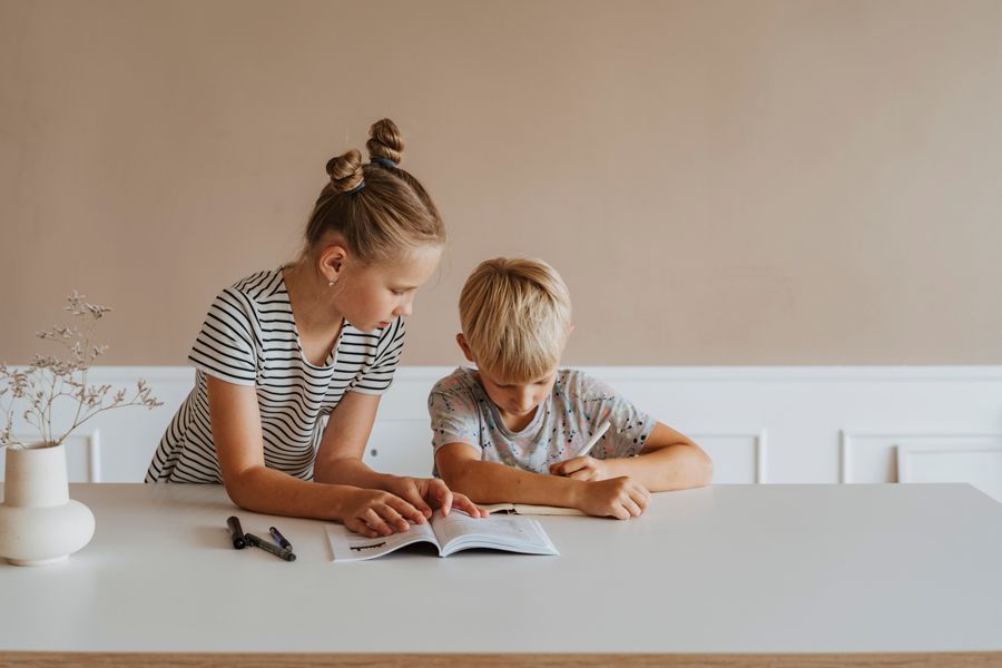 Bambini impegnati in un'attività scolastica