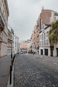 欧洲迷人的鹅卵石街道两旁，经典建筑林立，非常适合城市探索取景