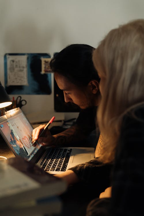 Femme En Pull Gris à L'aide De Macbook Pro