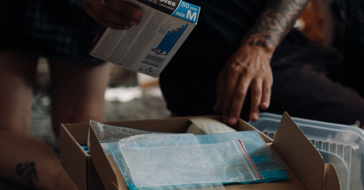 How to Keep Your Hands Dry in Nitrile Gloves During Long Tasks