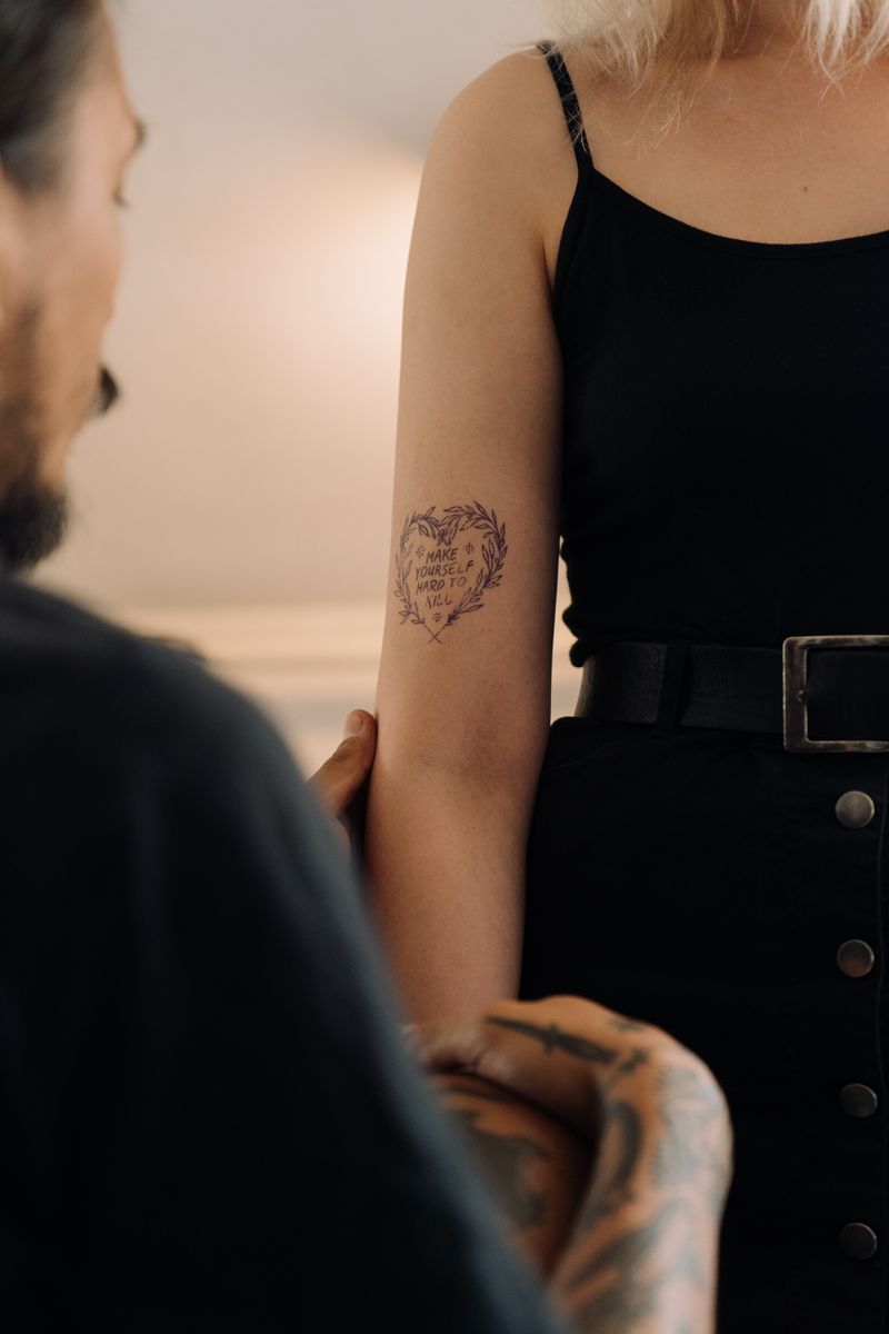 Tatuagem fine line recém-feita no antebraço