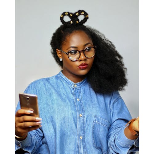 Kostenloses Stock Foto zu afro-haar, afroamerikaner-frau, brille