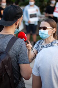 记者在户外示威活动中采访了抗议者