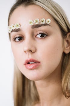 创意时尚镜头下的女性特写肖像，眉毛上点缀着花朵