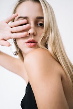 一位金发白人女子优雅地摆出姿势，表情若有所思的特写肖像