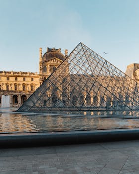 晨光中，卢浮宫金字塔和庭院的拍摄展现了建筑的和谐