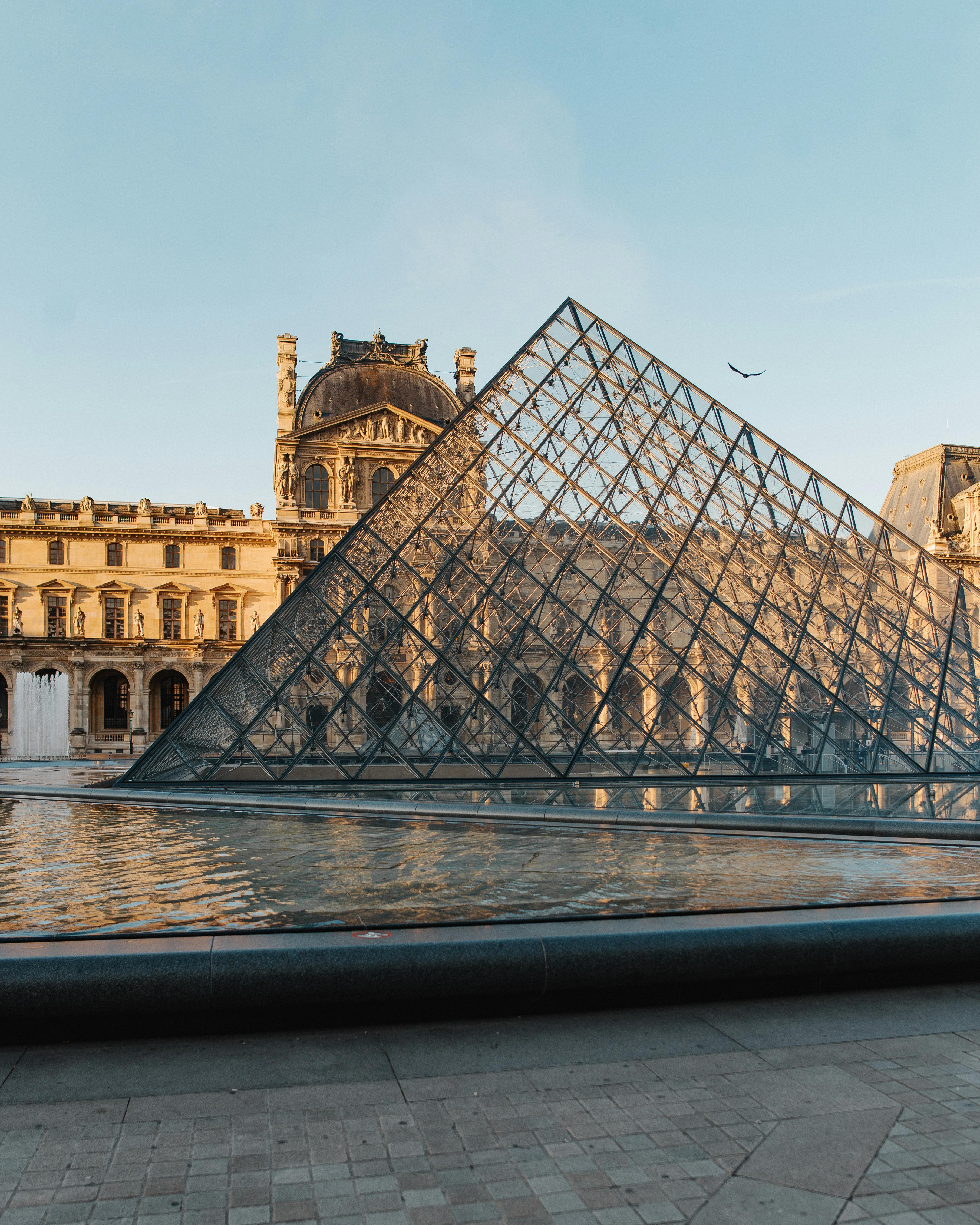 louvre museum pyramid