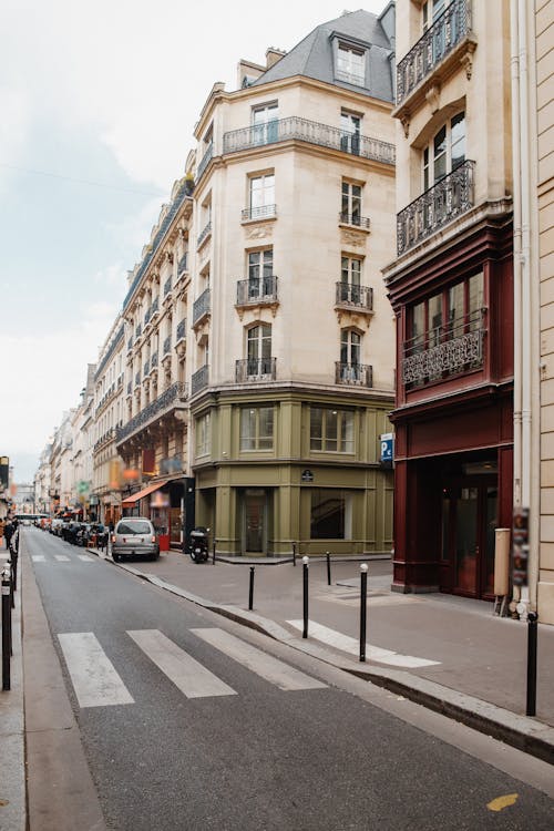 Voitures Garées à Côté D'un Bâtiment En Béton Brun