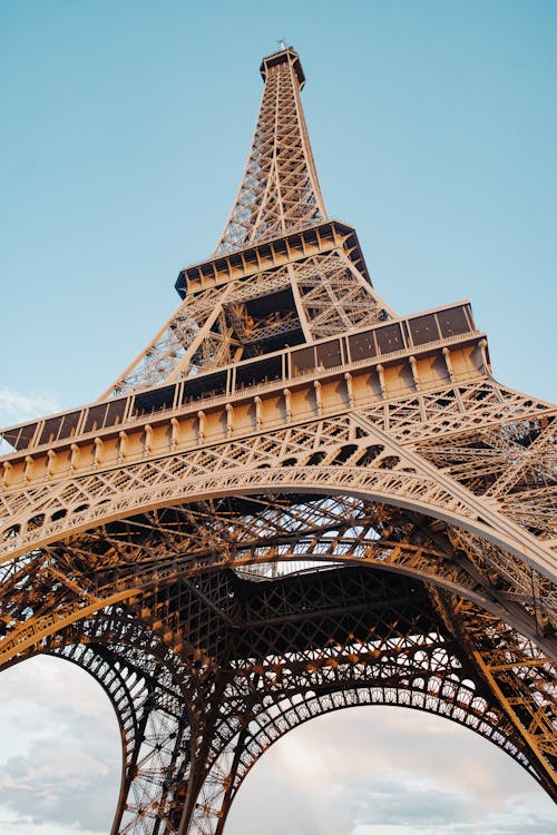 Torre Eiffel Sob O Céu Azul