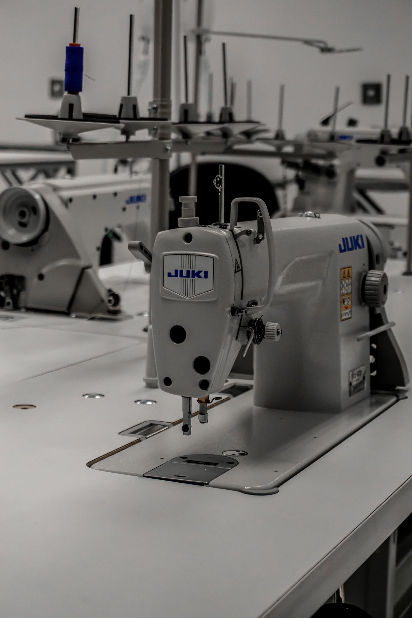 Máquina industrial de costura en entorno de producción