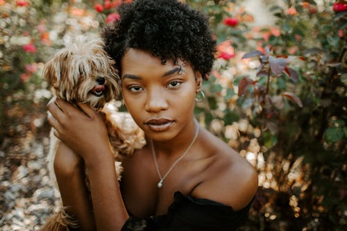Kostnadsfri bild av afrikansk amerikan kvinna, djur, hund