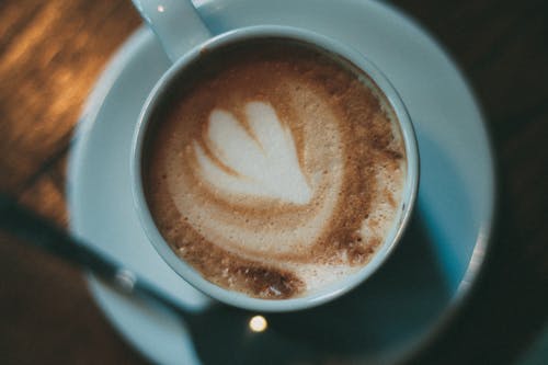 cappuccino, Fincan, fincan tabağı içeren Ücretsiz stok fotoğraf