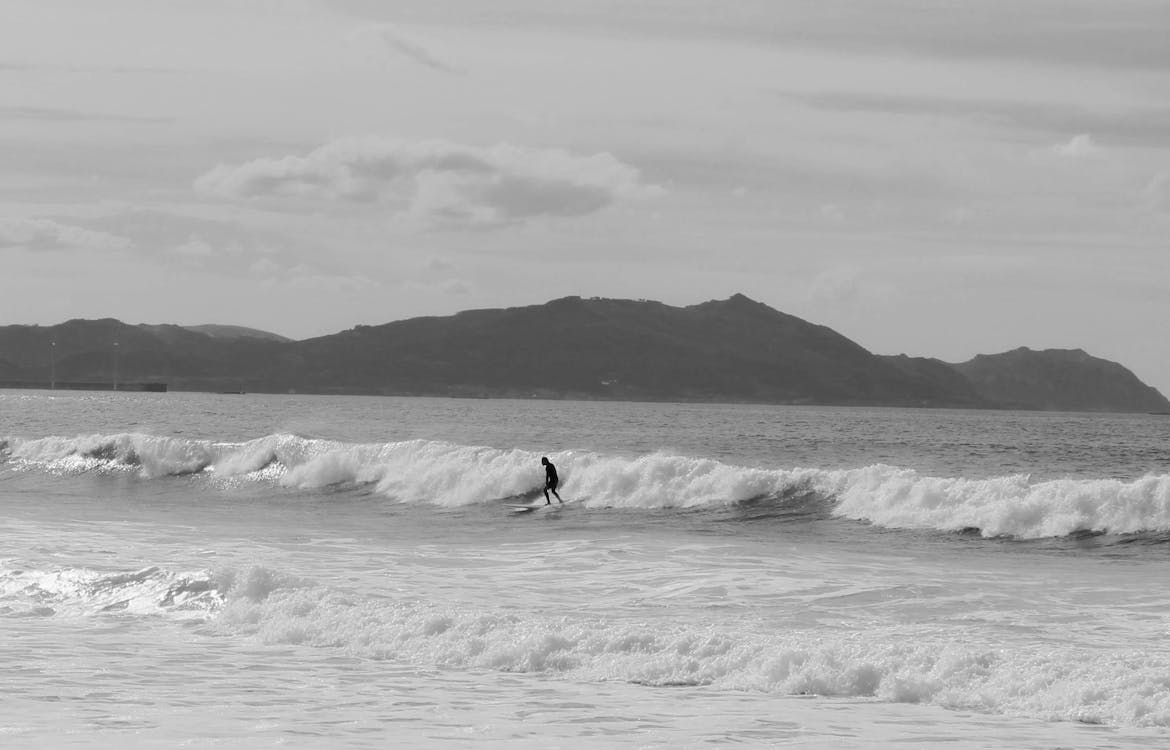 Surfista Solitária Surfando Nas Ondas Do Mar Tempestuoso