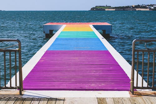 ahşap rıhtım, deniz, eşcinsel gurur bayrağı içeren Ücretsiz stok fotoğraf
