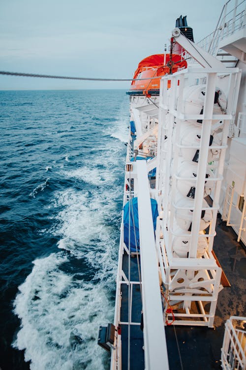 Bateau Blanc Et Bleu Sur Mer