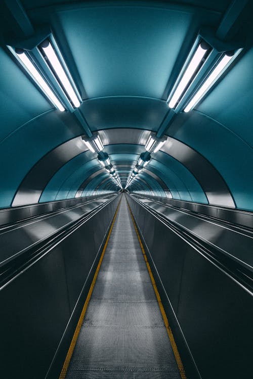 Blauwe En Witte Tunnel Met Verlichting