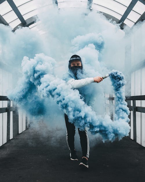 Gratis lagerfoto af Anonym, ansigtsmaske, blå røg