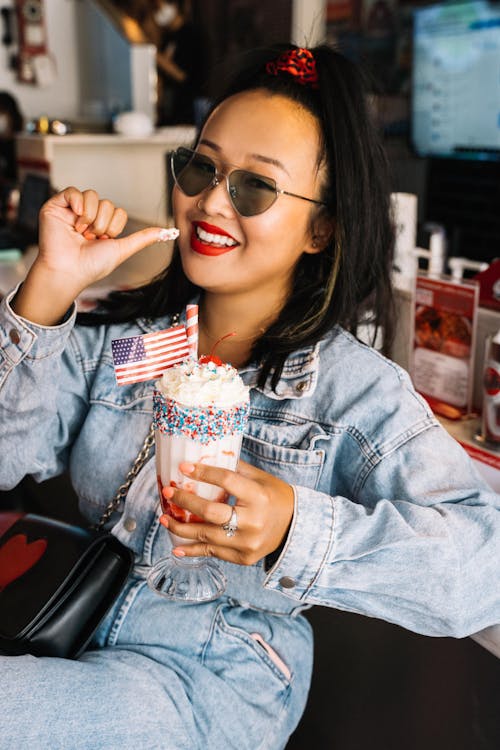 Vrouw In Blue Denim Jacket Holding Ice Cream Cone