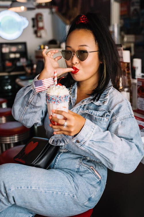 Vrouw In Blue Denim Jacket Holding Ice Cream