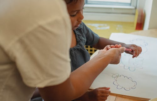 Pangkas Ibu Dan Anak Menggambar Bersama