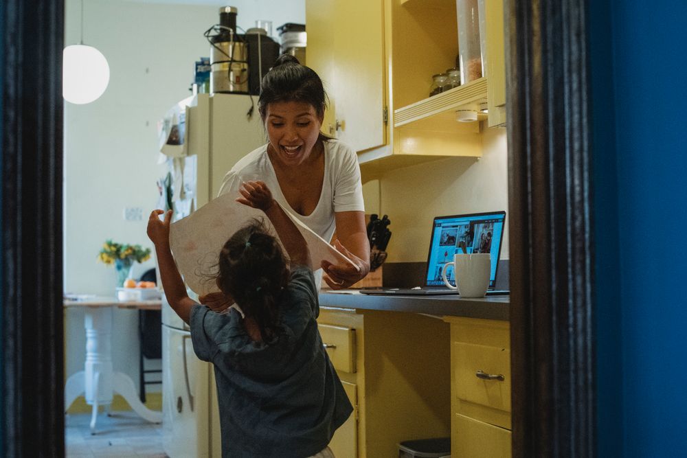 Mãe e filha em casa