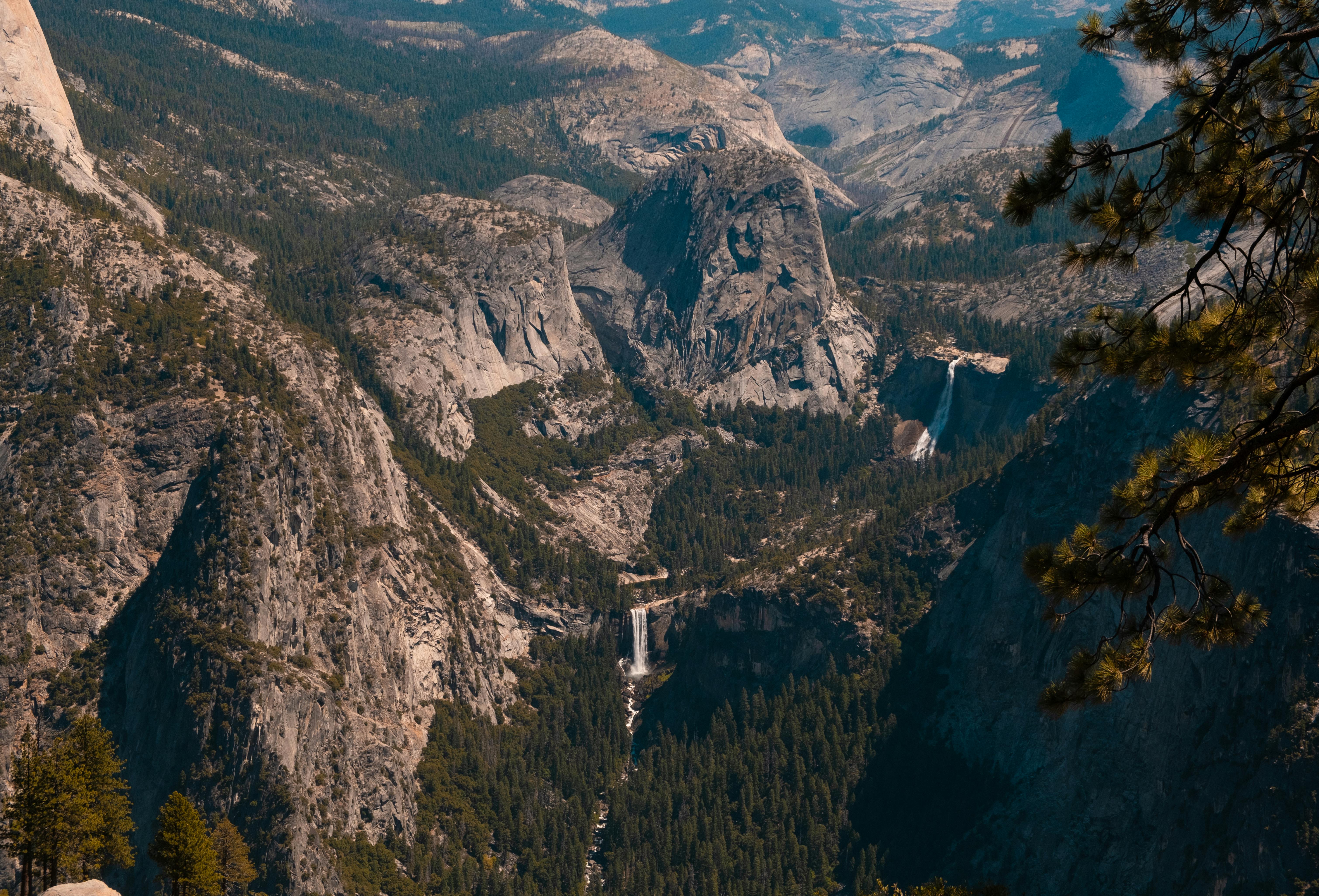从空中俯瞰约塞米蒂山谷，壮丽的景色和瀑布尽收眼底