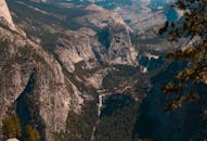 从空中俯瞰约塞米蒂山谷，壮丽的景色和瀑布尽收眼底