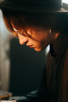戴着帽子和配饰的时尚男士侧面肖像