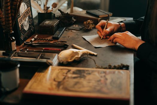 一个老式的工作空间里，头骨、工具和手绘素描散发出质朴而神秘的氛围