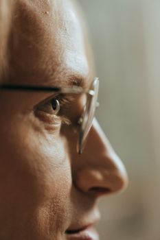 一幅戴眼镜男子的侧面特写，重点突出眼睛和面部特征