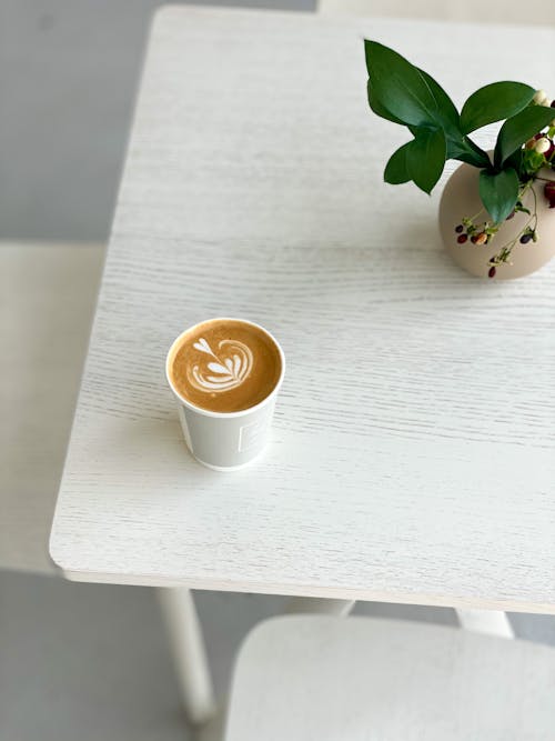 Základová fotografie zdarma na téma bílý stůl, caffè latte art, detail