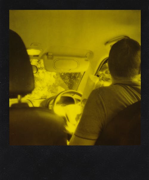 Kostenloses Stock Foto zu im auto, person, polaroid