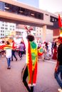 在明尼阿波利斯，示威者举着旗帜、举起拳头集会，争取奥罗莫人的权利