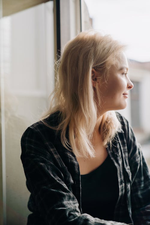 Základová fotografie zdarma na téma blond vlasy, boční profil, doma